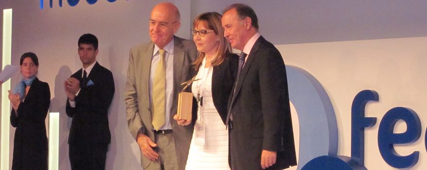 Montserrat Virumbrales Cancio, Doctora en Envejecimiento Humano y profesora universitaria en la Facultad de Medicina y Ciencias de la Salud de la UIC, recibe el galardón por su trayectoria de la mano del exconsejero de Sanidad de Cataluña, Boi Ruiz.