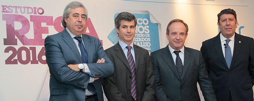 José Francisco Tomás, director ejecutivo médico de Sanitas; Adolfo Fernández-Valmayor, presidente del IDIS; Javier Castrodeza, secretario general del Ministerio; y Manuel Vilches, director general del IDIS. 