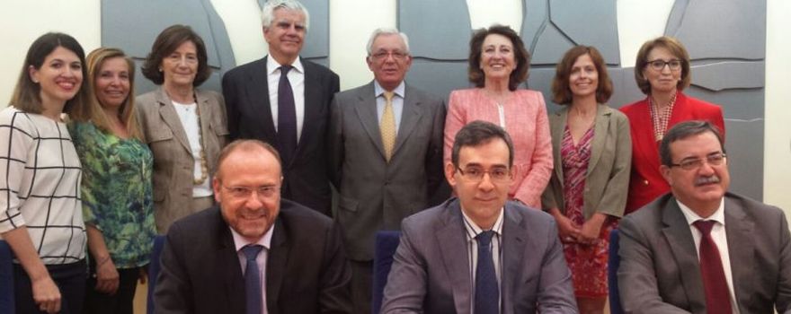 Firma del acuerdo entre la AECC y la Consejería de Sanidad.