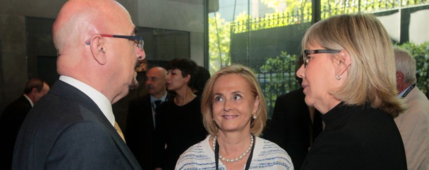 La secretraria general de Fenin, Margarita Alfonsel, en el centro, conversa con el director general de Coordinación de la Asistencia Sanitaria en Comunidad de Madrid, César Pascual, y la presidenta de Fenin, María Luz López-Carrasco.