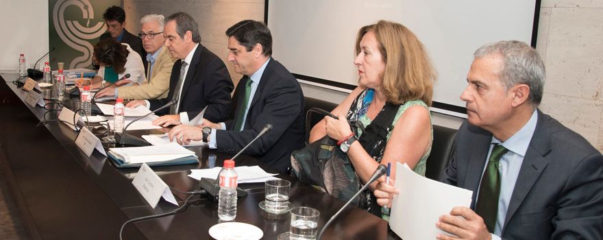 De derecha a izquierda Jon Iñaki Betolaza (director general de Farmacio del Gobierno Vasco), Ana Castaño (responsable de sanidad de Podemos), Ignacio Echániz (secretario de sanidad y Asuntos Sociales del PP), Jesús Aguilar (presidente del Consejo General de farmacéuticos), Jesús María Fernández (portavoz de sanidad del Grupo Socialista en el Congreso) y Susana Gaspar (responsable de sanidad de Ciudadanos) en la mesa de intervinientes. 
