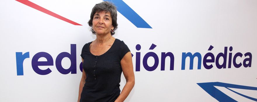 Amparo Botejara posa tras la entrevista en el plató de Redacción Médica.