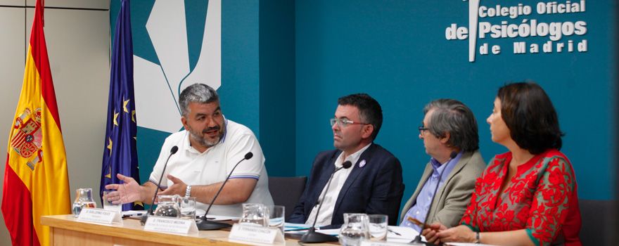 Los ponentes durante un momento de la presentación de la guía elaborada