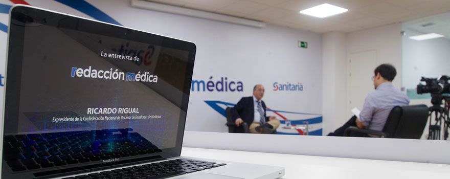 Ricardo Rigual durante la entrevista en Redacción Médica.