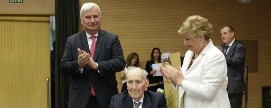 Gustavo Alcalde, delegado del Gobierno en Aragón, y Concepción Ferrer, aplauden al colegiado de honor, Pedro Daniel Orós Dionis.