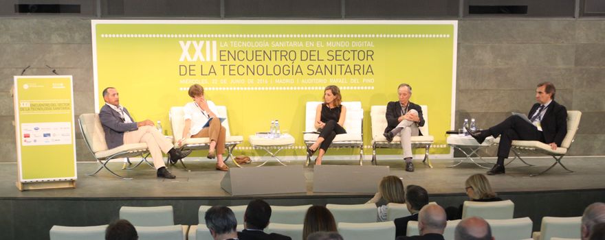 Albert Salazar, gerente de Sant Pau; Carmen Martínez de Pancorbo, del 12 de Octubre; Mónica Almiñana, de La Fe, Santiago Rabanal, de Cruces, y Manel Peiró, profesor de Esade y moderador de la mesa redonda.