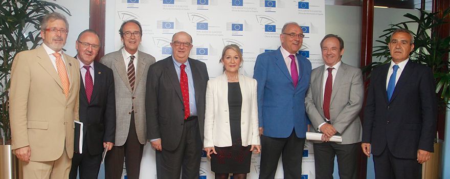 Juan Manuel Garrote, secretario general de la OMC; Jerónimo Fernández Torrente, Vicesecretario General de la OMC; Ricard Gutiérrez, coordinador de la jornada; Santiago Fisas, eurodiputado del Partido Popular; Inmaculada Rodríguez-Piñero, eurodiputada del PSOE; Juan José Rodríguez Sendín, presidente del CGCOM; José Javier Castrodeza, secretario general de Sanidad y Consumo; y José María Rodríguez Vicente, tesorero de la OMC.