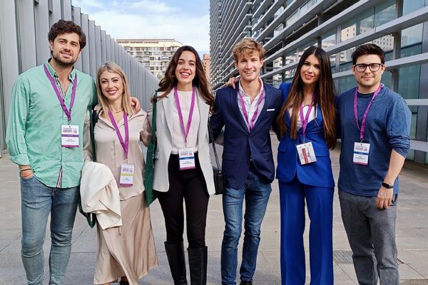 (De izquierda a derecha): Victor Avellón, Isabel Castañ, Beatriz Atienza, Borja Aguado, Alicia Sornosa y Pedro Martínez, médicos documentalistas de la Comunidad Valenciana.