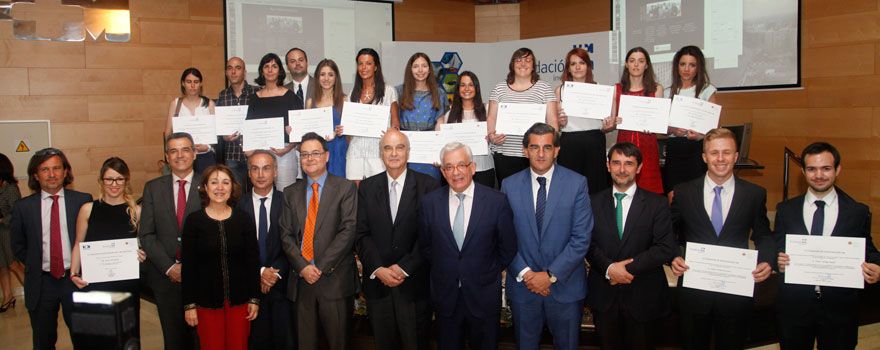 Foto de familia de las autoridades y los galardonados en la XII Edición de los Premios de la Fundación Investigación HM Hospitales 2016.