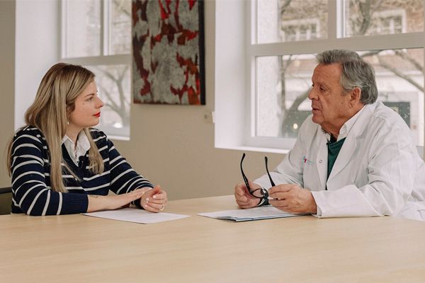 Alicia Batlle conversa con Julio Ancochea. 