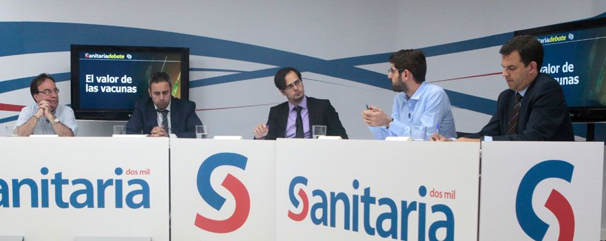 Amós García, presidente de la Asociación Española de Vacunología; Joaquín Cayón, jefe de Asesoramiento Jurídico de la Consejería de Sanidad y Servicios Sociales  de Cantabria;  José A. Puglisi, periodista de Sanitaria2000; César Velasco, miembro del Grupo de Expertos en Asesoramiento Estratégico sobre Inmunización (SAGE); y David Cantarero, miembro de la Junta Directiva de la Asociación de Economía de la Salud.