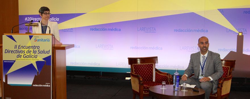 El director general de Sanitaria 2000, Ricardo López, da paso a la clausura a cargo de la secretaria general técnica de Sanidad de Galicia, Josefina Monteagudo.