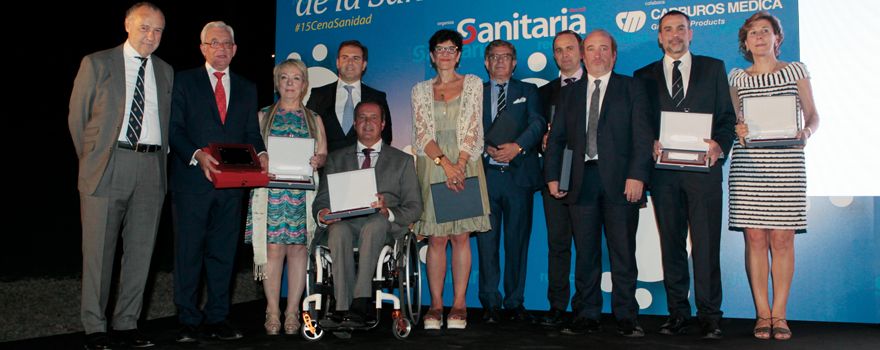 Foto de familia de todos los premiados con José María Pino, presidente de Sanitaria 2000, y Francesco Maione, director general de Carburos Médica en España.  