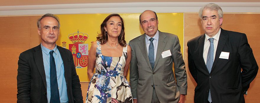Jesús Fernández-Crespo, director del Instituto Carlos III de Salud; Carmen Vela, secretaria de Estado de Investigación, Desarrollo e Innovación; Antoni Esteve, presidente de Farmaindustria, y Emili Esteve, director técnico de Farmaindustria. 