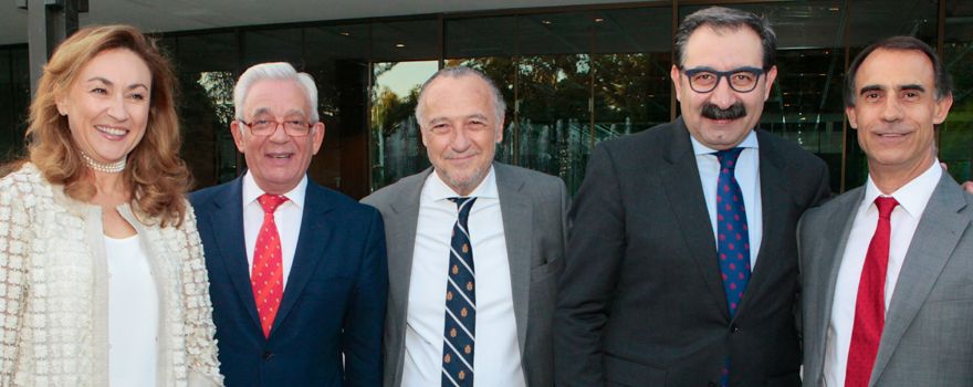 María Martín, consejera de Sanidad de La Rioja; Jesús Sánchez Martos, consejero de Sanidad de Madrid; José María Pino, presidente de Sanitaria 2000; Jesús Fernández, consejero de Sanidad de Castilla-La Mancha, y César Antón, director general del Imserso.