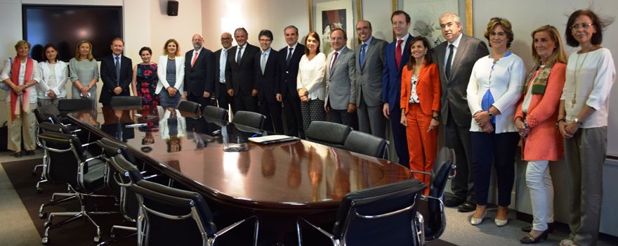 Miembros de todas las organizaciones firmantes en la constitución de SEVeM : Farmaindustria, Aeseg, Fedifar y el Consejo General de Farmacéuticos.