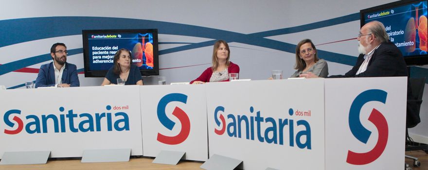 Joaquín Rodrigo, director general de Sandoz Iberia; Paz Vaquero, enfermera del Hospital Gregorio Marañón; Sandra Melgarejo, redactora jefe de Publicaciones Especializadas de Sanitaria 2000; Carolina Cisneros, responsable de la Unidad de Asma del Hospital La Princesa; y Javier Palicio, presidente de Fenaer.
