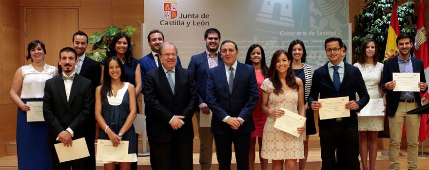 Juan Vicente Herrera y Antonio Sáez Aguado posan con los alumnos del Programa de reconocimiento e incentivación de los profesionales que finalizan su residencia en los centros e instituciones sanitarias de Castilla y León.