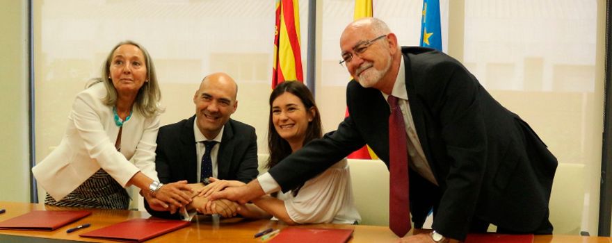 Fe María Concepción Ballesteros, Sergio Marco, Carmen Montón y Jaime Giner, en el momento de la firma del nuevo concierto.