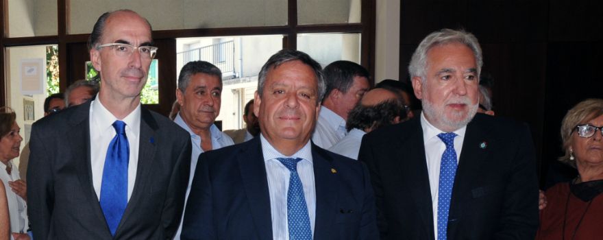 Jesús Vázquez, consejero de Sanidad de Galicia; Julio Ancochea, presidente de Asomega; y Miguel Ángel Santalices, presidente del Parlamento de Galicia.
