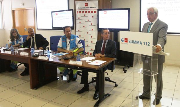 La directora de Calidad del 112, Asunción Colomer; el director de Humanización de la Consejería de Sanidad, Julio Zarco; el director gerente del Summa 112, Pablo Busca, el director de relaciones institucionales de Aenor, Jesús Gómez Salomé, escuchan al consejero, Jesús Sánchez Martos.