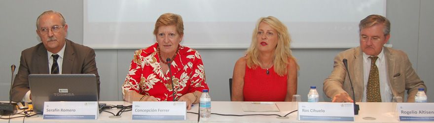 El vicepresidente de la OMC, Serafín Romero; la presidenta del Colegio de Médicos de Zaragoza, Concepción Ferrer; la directora general de Derechos y Garantías de los Usuarios del Departamento de Sanidad del Gobierno de Aragón, Ros Cihuelo, y el director de proyectos académicos de la Cátedra de Profesionalismo y Ética Clínica, Rogelio Altisent.