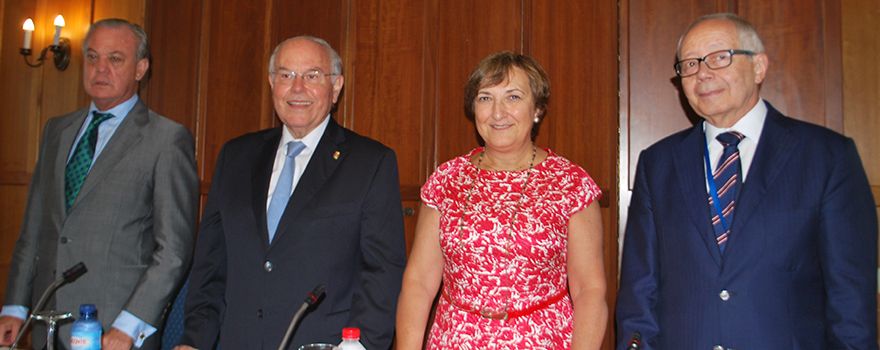 Carlos González Bosch. presidente de Cofares; César Nombela, rector de la UIMP; María Luisa Real, consejera de Sanidad de Cantabria, y Julio Sánchez Fierro, secretario del Consejo Asesor de Sanidad.
