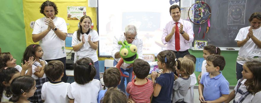 El componente lúdico forma una parte muy importante de la campaña. En la imagen, el consejero participa con los alumnos del Colegio Los Olivos en la presentación.