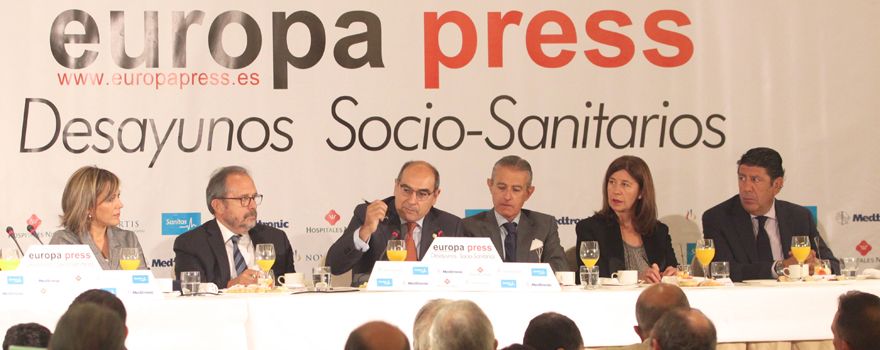El consejero de Salud, Jon Darpón, durante el turno de preguntas. 