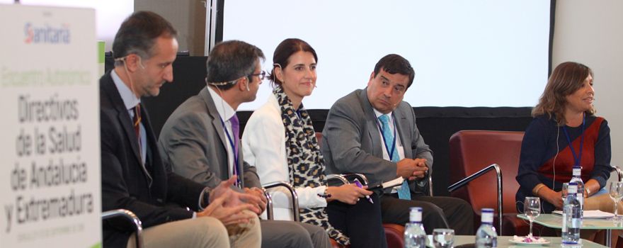 De izquierda a derecha, Luis Carlos Fernández Lisón, jefe de Farmacia Hospitalaria del Hospital de Cáceres; Miguel Ángel Calleja, jefe de Farmacia del Hospital de Granada; Mónica Palomanes, de Roche; Enrique Aranda, jefe de Oncología Médica del Hospital Reina Sofía, y Teresa Molina, jefa  del Servicio andaluz de Evaluación de Tecnologías Sanitarias.