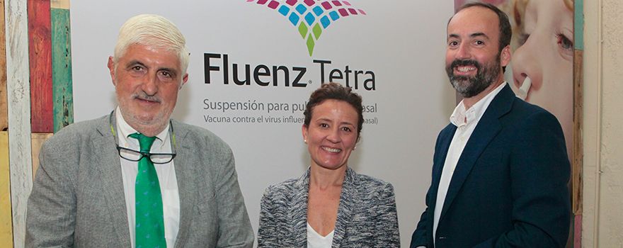 Los pediatras Fernando Moraga (izquierda) e Ignacio Salamanca junto a Mariluz Amador, directora médico de AstraZeneca