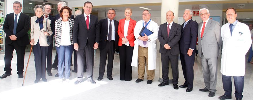De izquierda a derecha, Manuel Molina, viceconsejero de Sanidad; Ana María Calvo-Sotelo, viuda de Rafael del Pino; María del Pino, presidenta de la Fundación Rafael del Pino; Antonio Huertas, presidente de la Fundación Mapfre; Narciso de Foxá, alcalde de Majadahonda; Cristina Cifuentes, presidenta de la Comunidad de Madrid; Jesús Vaquero,  neurocirujano del Hospital Puerta de Hierro; Ricardo Herranz, gerente del Hospital Puerta de Hierro; Antonio Núñez, vicepresidente de la Fundación Mapfre; Jesús Sánchez Martos, consejero de Sanidad, y Julio García Pondal, director médico del Hospital Puerta de Hierro.