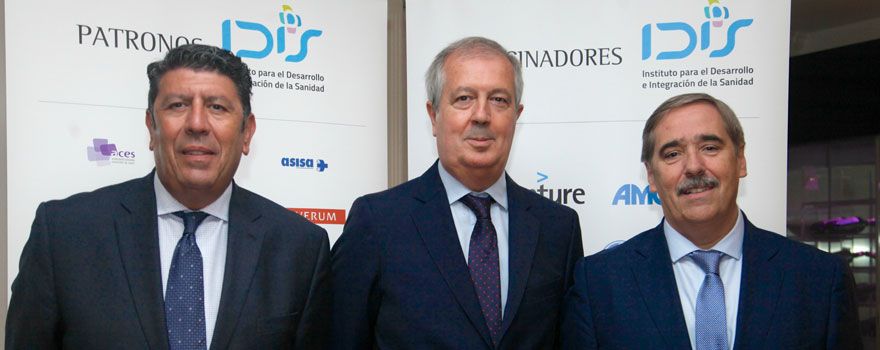 Manuel Vilches, Luis Mayero y Fernando Mugarza, director general, secretario general y director de Desarrollo Corporativo y Comunicación, respectivamente, del Instituto para el Desarrollo e Integración de la Sanidad (IDIS).