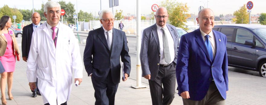 El gerente del Infanta Cristina de Parla, Carlos Mingo; Jesús Sánchez Martos; el gerente del Sermas, César Pascual, director general de Coordinación de la Asistencia Sanitaria en Comunidad de Madrid; y el alcalde de Parla, Luis Martínez Hervás, se dirigen a la entrada del centro para inaugurar la Unidad.