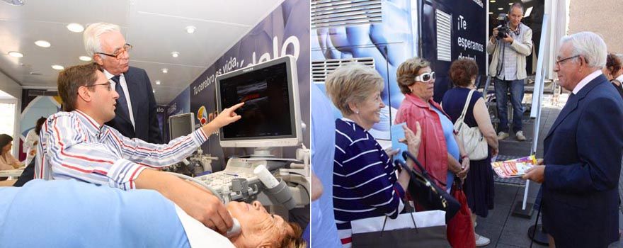 El consejero observa la realización de uno de los test 'doppler'. A la derecha, conversa con algunas de las personas que acuden al autobús a hacerse pruebas.
