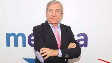 Carlos Amaya denuncia la reticencia del colectivo médico a los nuevos profesionales.