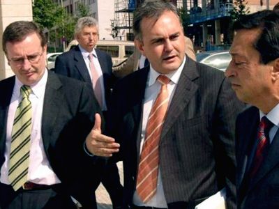 Imagen publicada por La Nueva España en la que se ve a Del Busto y Hevia (centro), junto con el exconsejero Sariego, en 2005.