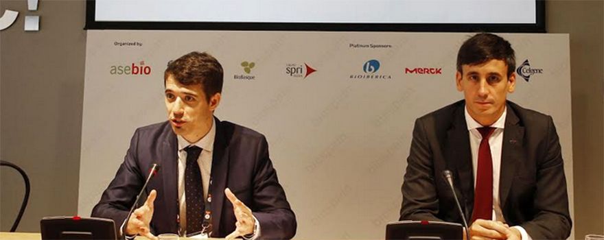El director general de Asebio, Ion Arocena, y el el director de la Agencia Vasca de Desarrollo Empresarial, Alexander Arriola.