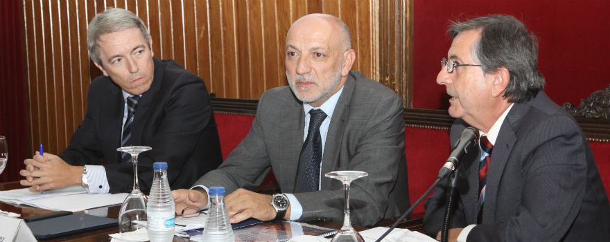 Adolfo Ezquerra, director general de Inspección y Ordenación de la Comunidad de Madrid; y Rodrigo Gutiérrez, director general de Calidad y Humanización de la Asistencia Sanitaria de la Junta de Comunidades de Castilla-La Mancha; junto a Luis Manuel Garrido, presidente de Faiss.