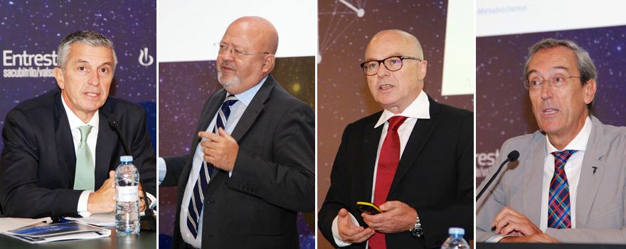 Jorge Cuneo, Director Médico de Novartis; Nicolás Manito, jefe de la Unidad de Insuficiencia Cardíaca y Trasplante Cardíaco del Hospital de Bellvitge; José Luis López-Sendón, jefe del Servicio de Cardiología del Hospital Universitario de La Paz y Manuel Anguita, presidente electo de la Sociedad Española de Cardiología. 