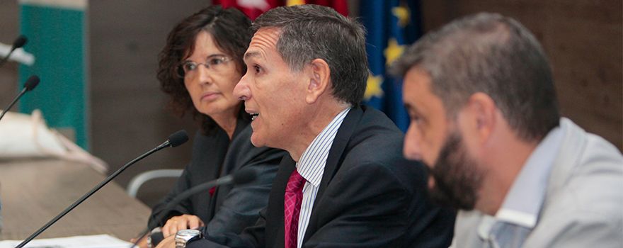 María José Catalán Frías, decana del Colegio Oficial de Psicólogos de Murcia; Tomás Chivato, decano de la Universidad San Pablo CEU y Manuel Nevado, vocal de Intervención Social del Colegio Oficial de Psicólogos de Madrid. 
