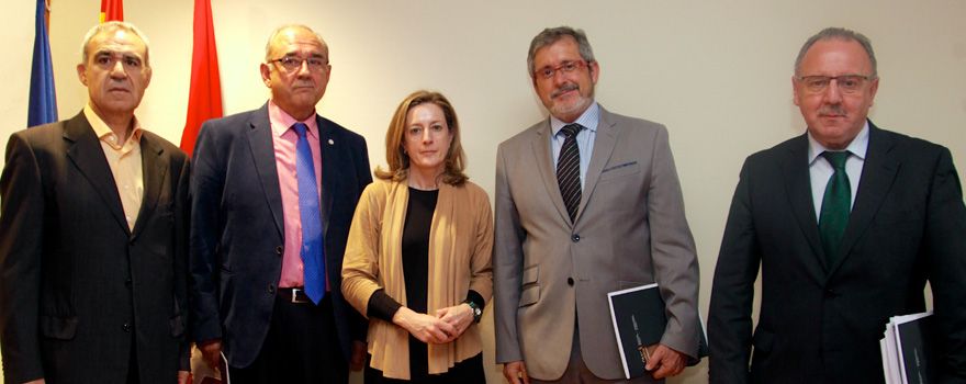 José María Rodríguez, tesorero de la OMC; Juan José Rodríguez Sendín; Juan Manuel Garrote, secretario general de la OMC, y Jerónimo Fernández-Torrente; vicesecretario general de la OMC. En el centro, Soledad Cabezón. 