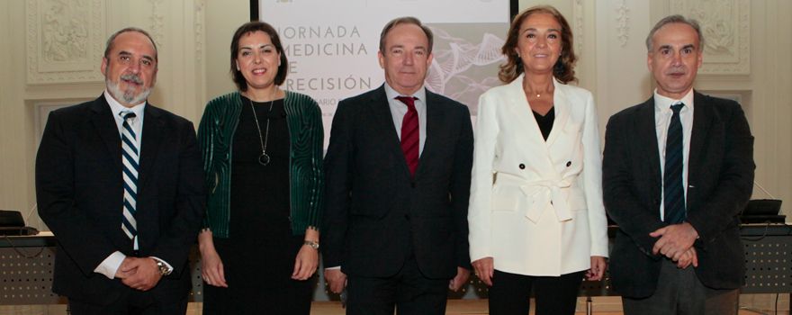 Juan Cruz Cigudosa, presidente de la Asociación Española de Genética Humana; Encarna Guillén, consejera de Sanidad de Murcia; Javier Castrodeza, secretario general de Sanidad; Carmen Vela, secretaria de Estado de Investigación, Desarrollo e Innovación y Jesús Fernández Crespo, director del Instituto de Salud Carlos III.