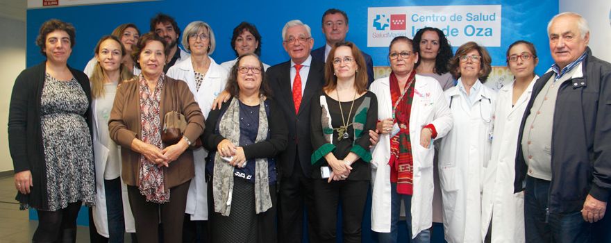 El consejero de Sanidad, Jesús Sánchez Martos, la directora general de Salud Pública, Yolanda Flores; la gerente de Atención Primaria del Sermas, Marta Sánchez Celaya; el gerente adjunto de Asistencia Sanitaria, Jesús Vázquez; junto a profesionales del centro y pacientes.  