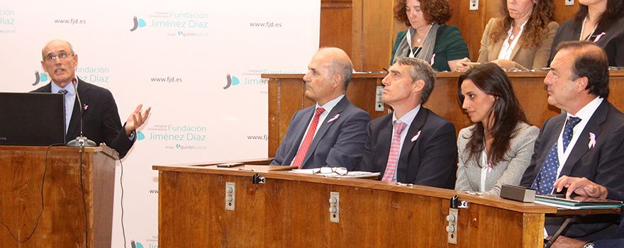 De izquierda a derecha, Rafael Bengoa durante su discurso, Óscar Gómez, subdirector médico de continuidad asistencial de la FJD, Juan Antonio Álvaro, director gerente de la FJD, Marta del Olmo, directora corporativa de Información y Atención al Paciente de Hospitales Públicos de Madrid y Javier Dodero, director corporativo de continuidad asistencial de Hospitales Públicos QuirónSalud. 