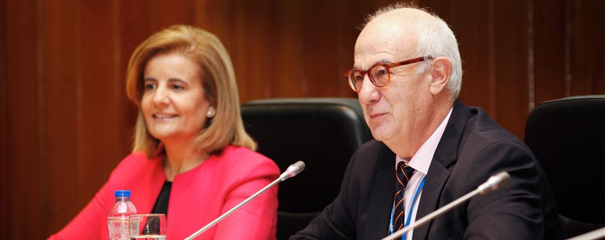 La ministra en funciones junto a Fernando Martí, presidente del Consejo de Seguridad Nuclear.