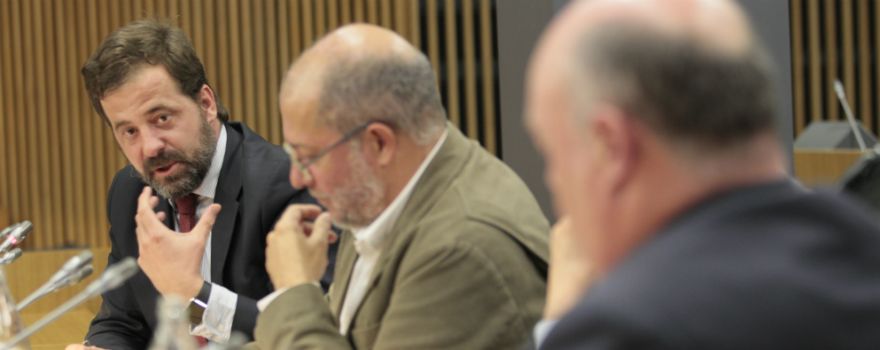 Carlos Rus en un momento de su intervención en el debate ante Francisco Igea y Alberto de Rosa. 
