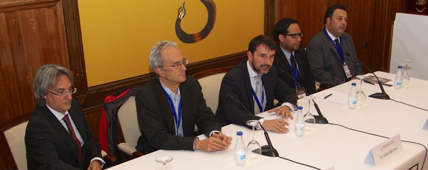 Los ponentes durante la mesa sobre crisis biológicas.