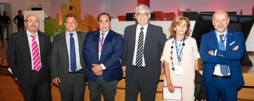 Daniel Felipe, presidente del Comité Científico del XXXIV Congreso Nacional de Ingeniería Hospitalaria; Antonio de Pedro, presidente del Comité Organizador de esta cita; Javier Guijarro, secretario de la Asociación Española de Ingeniería Hospitalaria (AEIH); Juan Herrera, director de Recursos Humanos y Economía de la Consejería de Sanidad de la Comunidad Valenciana; Carolina Conesa, subdirectora general de Infraestructuras y Aprovisionamiento de la Consejería de Sanidad de la Comunidad Valenciana; y Luis Mosquera, presidente de la AEIH.