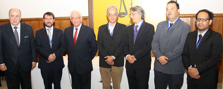 Ricardo De Lorenzo, presidente de la Asociación Española de Derecho Sanitario; Cristóbal Belda, director ejecutivo de la Fundación de Investigación HM Hospitales; Jesús Sánchez Martos, consejero de Sanidad de la Comunidad de Madrid; Fernando José García, investigador del Centro Nacional de Epidemiología; Íñigo de Miguel, investigador de la Universidad del País Vasco; Rafael Jesús López, miembro de la Comisión para el ébola del Consejo General de Enfermería; y Emilio Armaza, profesor de Derecho Penal y de Biomedicina de la Universidad de Deusto.
